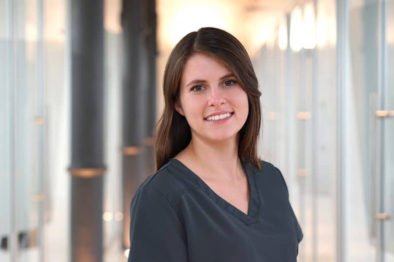 Zahnärztin Julia Baudach, Implantologie und Endodontologie bei topDentis Cologne