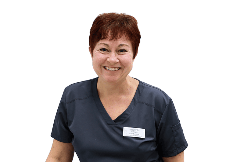 Anna, spezialisiert auf professionelle Zahnreinigung und Prophylaxe bei topDentis Cologne, Ihrer Zahnarztpraxis in Köln