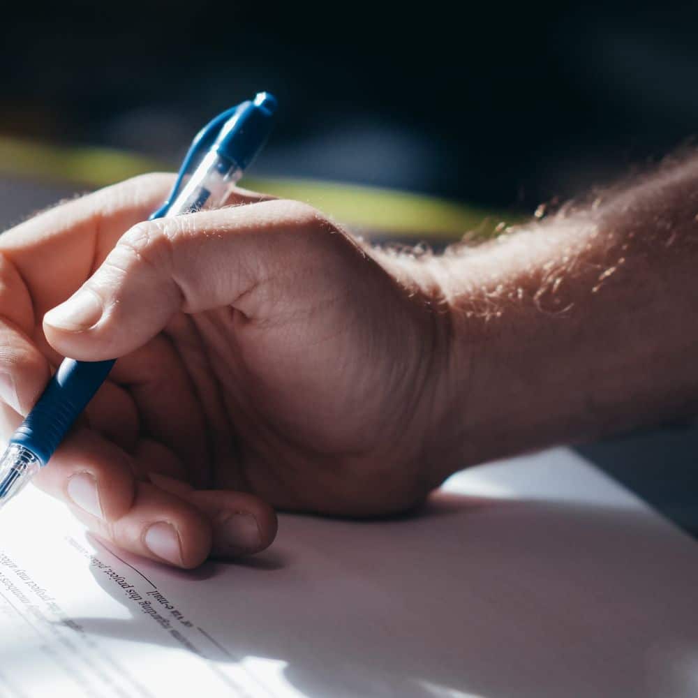 Unterschrift unter einem Vertrag – AGB topDentis Cologne