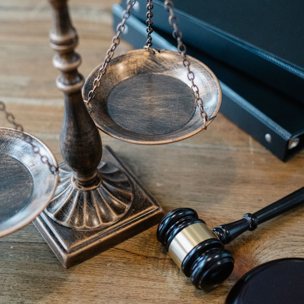 Justitia-Waage und Richterhammer – Impressum topDentis Cologne